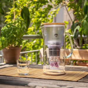 NATURA PLUS Glas-Filterkanne ENYA mit Bambus-Deckel und Filter auf einem Tisch