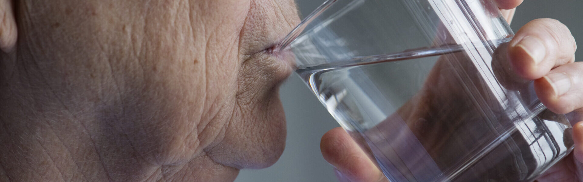 Ältere Menschen sollten kein Wasser mit hohem Chlorgehalt trinken