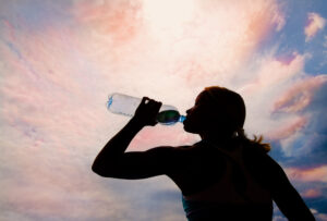 Wasser trinken kann das Abnehmen unterstützen.