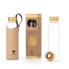 Produktbild: Glas-Trinkflasche in Gold-Edition von Lotus Vita in drei Variationen, einmal in der Neopren-Schutzhülle in braun-creme, einmal im Verpackungskarton und einmal nur die Glas-Trinkflasche.