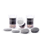 Drei mehrstufige Wasserfilter-Kartuschen und vier runde Kalkfilter-Pads, die als Set für einen sechsmonatigen Vorrat angeordnet sind.