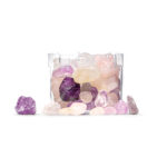 Ein durchsichtiges Fach, gefüllt mit einer Mischung aus Amethyst-, Rosenquarz- und Bergkristall-Edelsteinen für Wasserfilter.