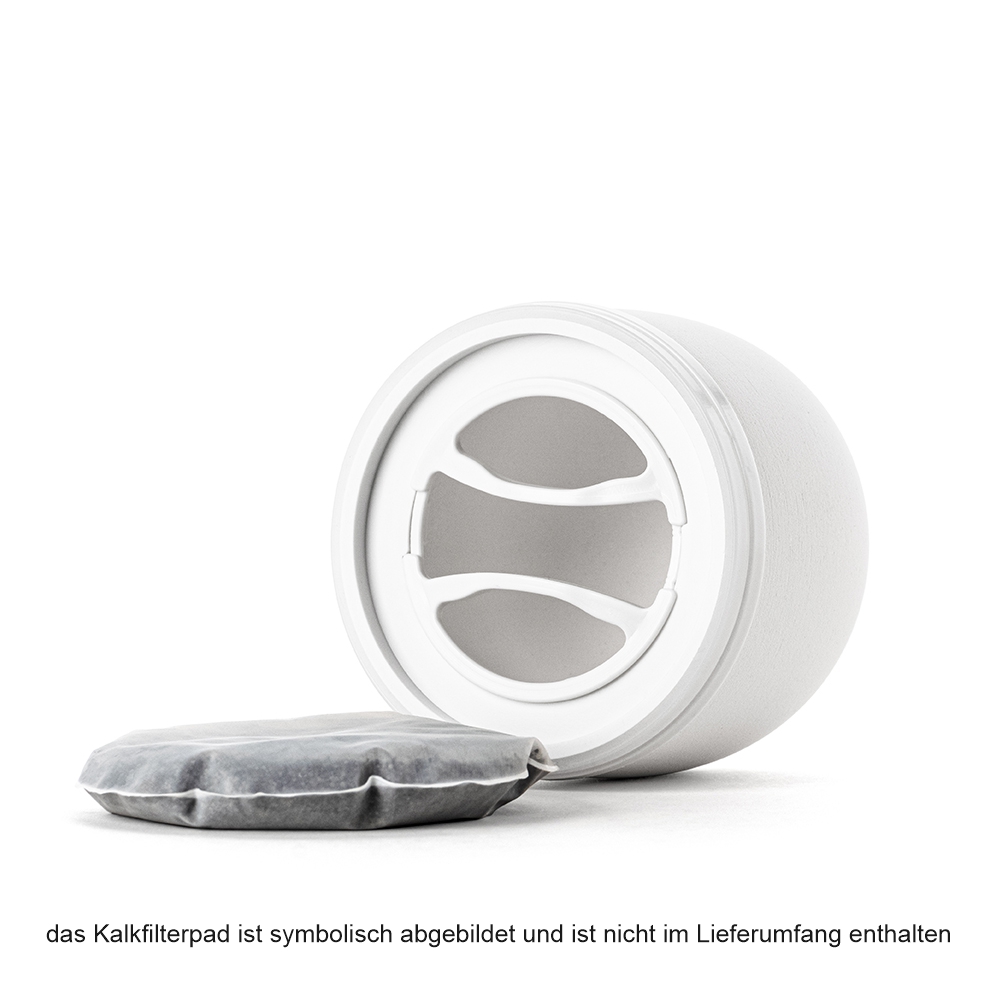 Unterseite eines Keramik-Wasserfilters von Lotus Vita, daneben ein symbolisch abgebildetes Kalkfilterpad.
